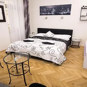 Black & White By Wenceslas Square And Muzeum Apartament